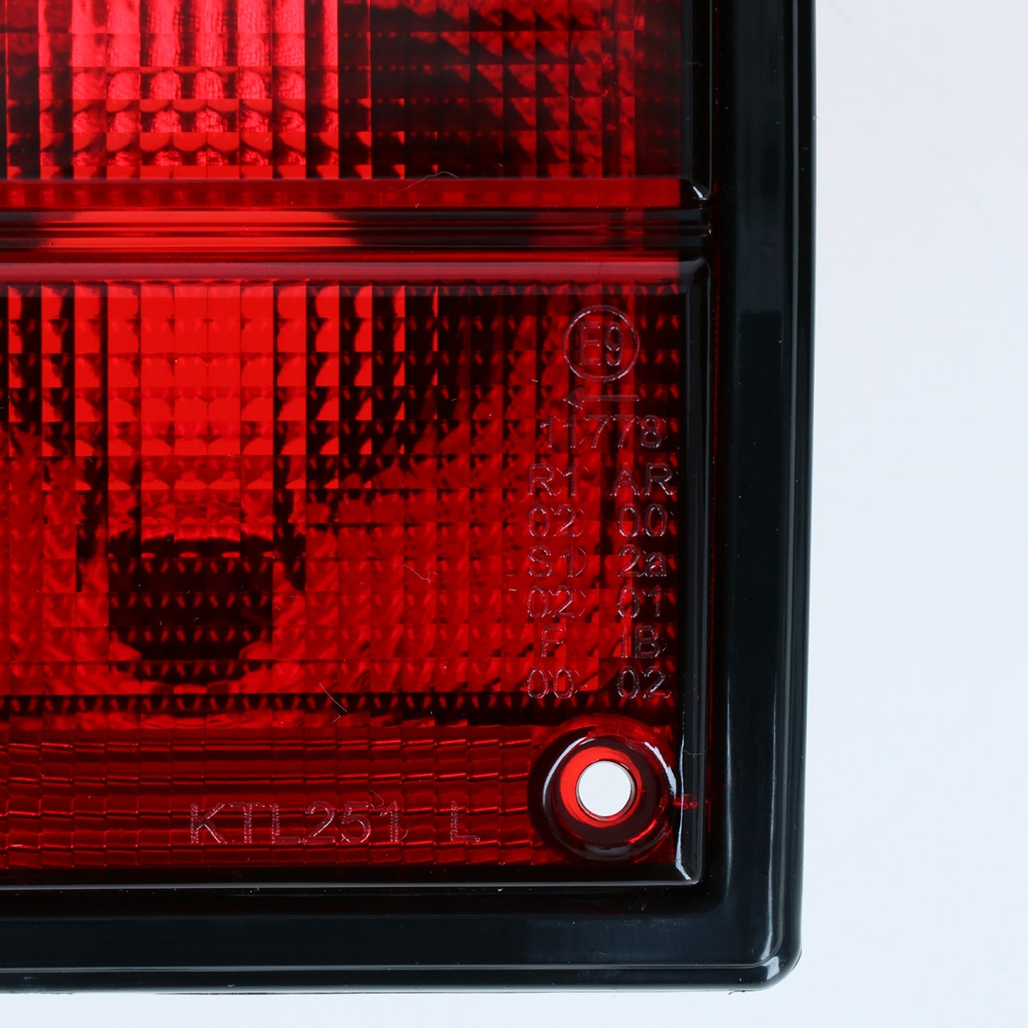 Achterlicht, links, rood/wit detail — T3