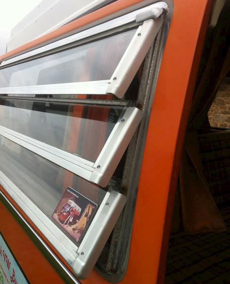 VW T2 Bus | Aluminium-Zierleiste Jalousiefenster mit Edelstahlschrauben, Westfalia, 08/1967-07/1979