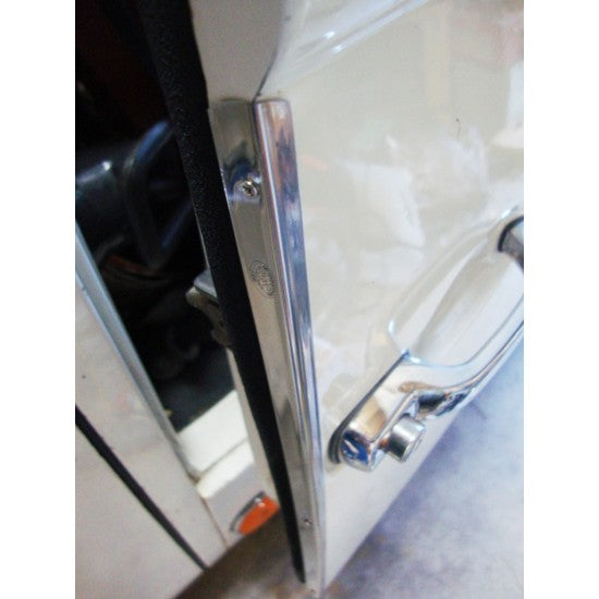 Deurrandlijsten cabinedeur, gepolijst RVS met RVS schroeven, paar, 8/67-7/79 – VW T2 Bus – OEM 211 831 052H – detail 6